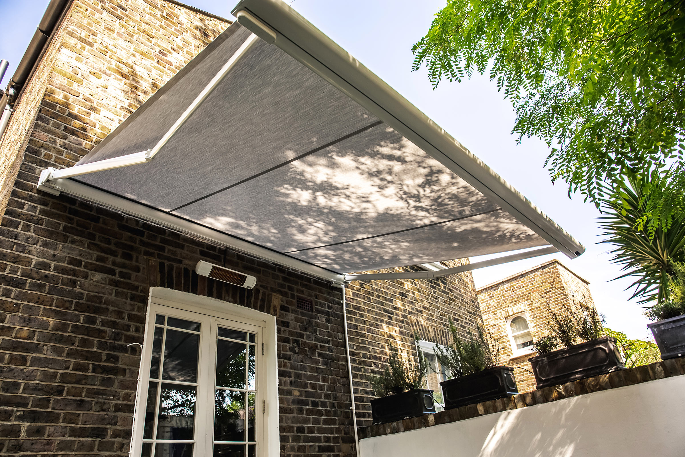 Mẫu mái hiên di động che nắng mưa linh hoạt cho ban công và sân thượng nhà ở