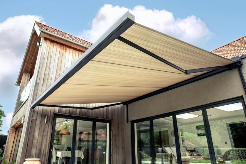 Manual vs motorised patio awnings: Which to choose? - Caribbean Blinds